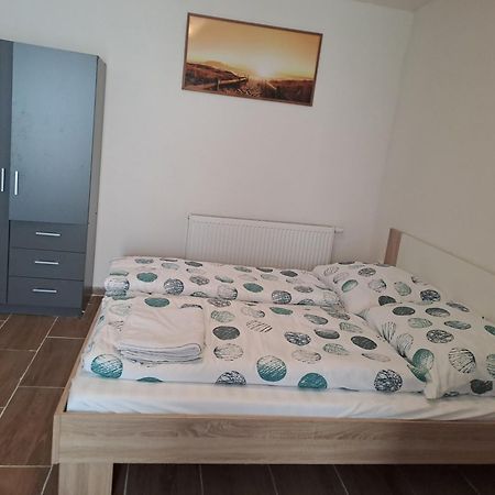Apartmán Nha Nghi Cho Cap Doi Va Gia Dinh Praha Exteriér fotografie