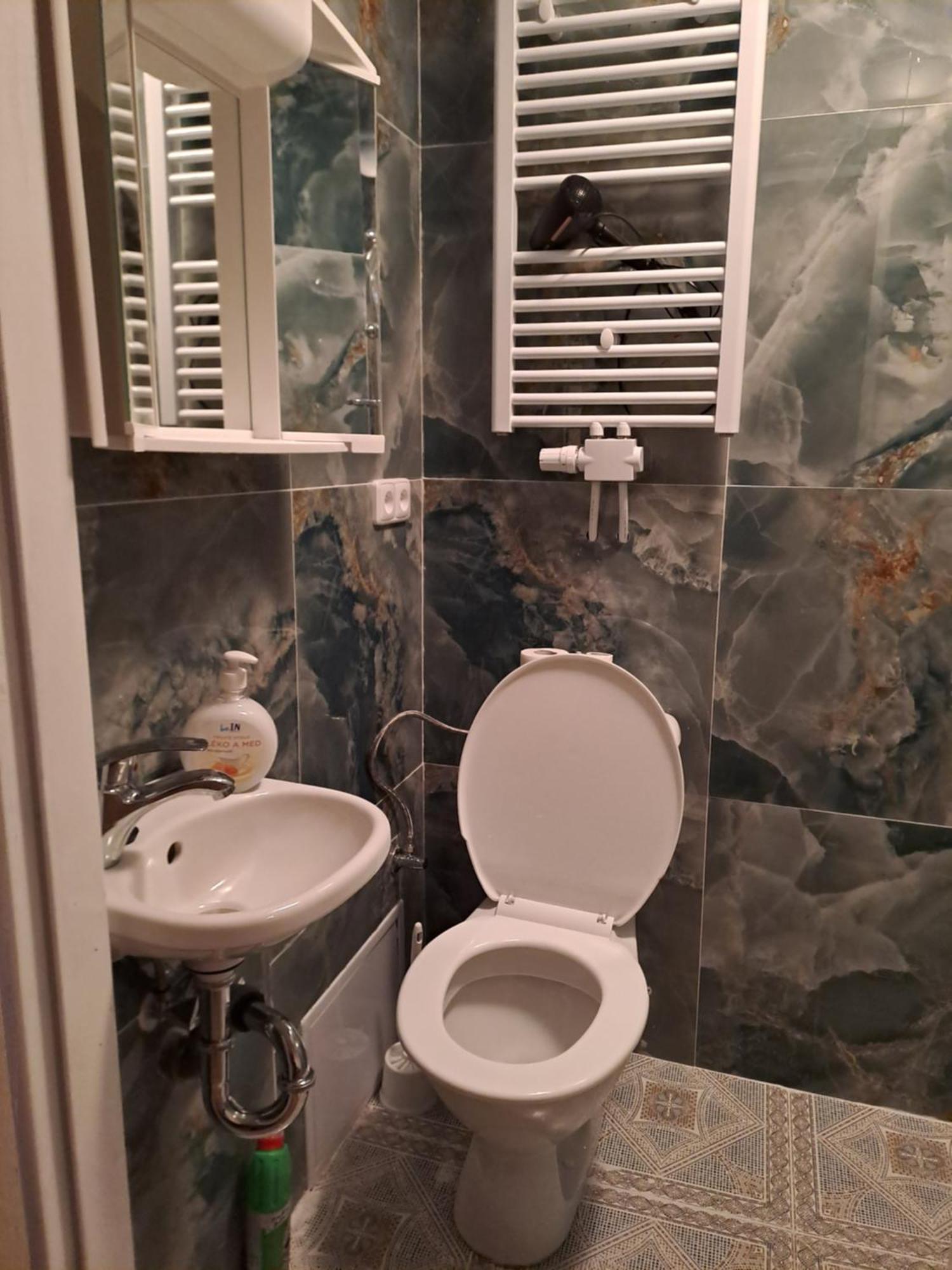 Apartmán Nha Nghi Cho Cap Doi Va Gia Dinh Praha Exteriér fotografie